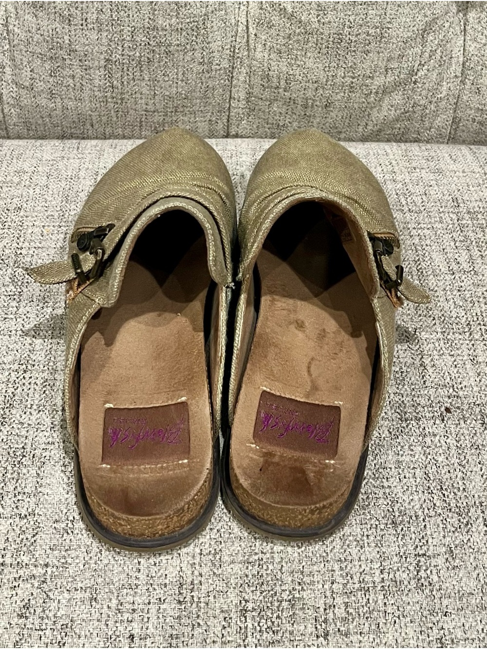 Blowfish Malibu Metallic Gold Slip On Clogs with Buckle & Zipper Detail Sz 7.5 - Picture 3 of 4